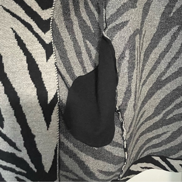 PREMISE GRAY ZEBRA PRINT CARDIGAN SWEATER W/ POCKETS | SIZE XS - Picture 9 of 12